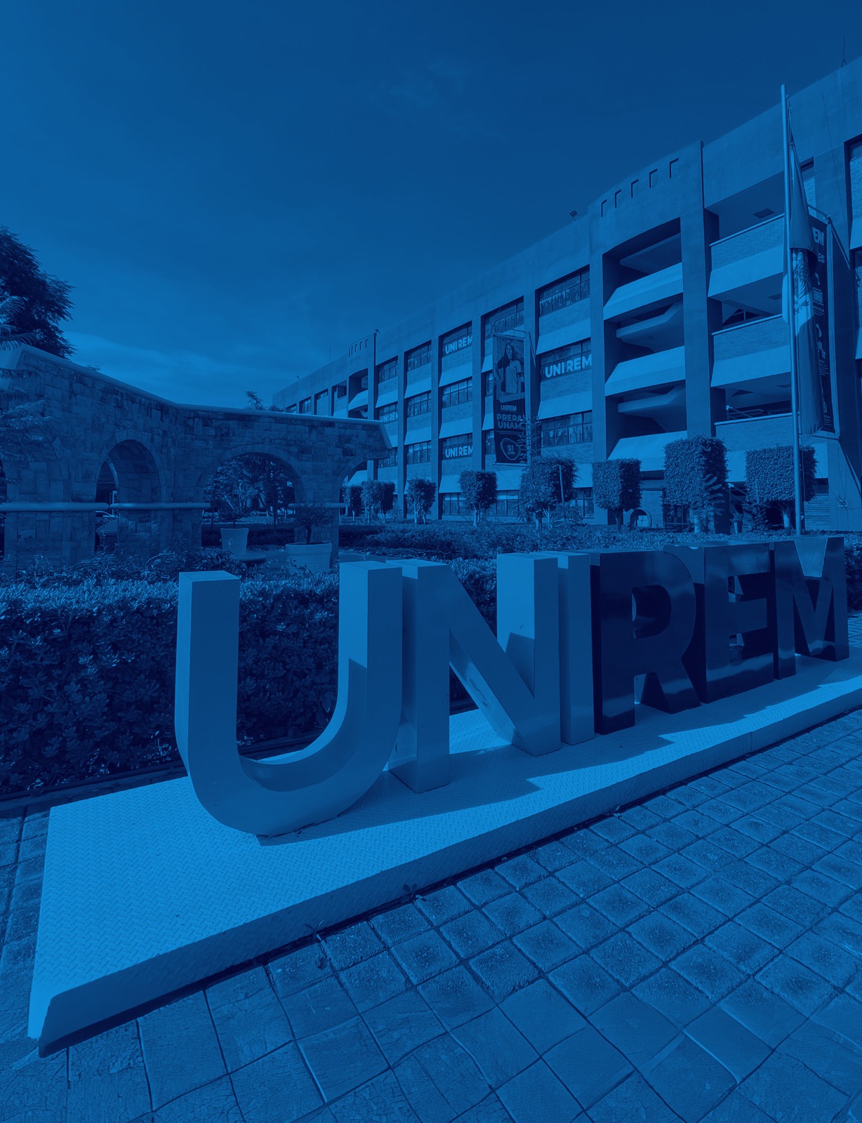 Estudiantes UNIREM explorando su futuro vocacional